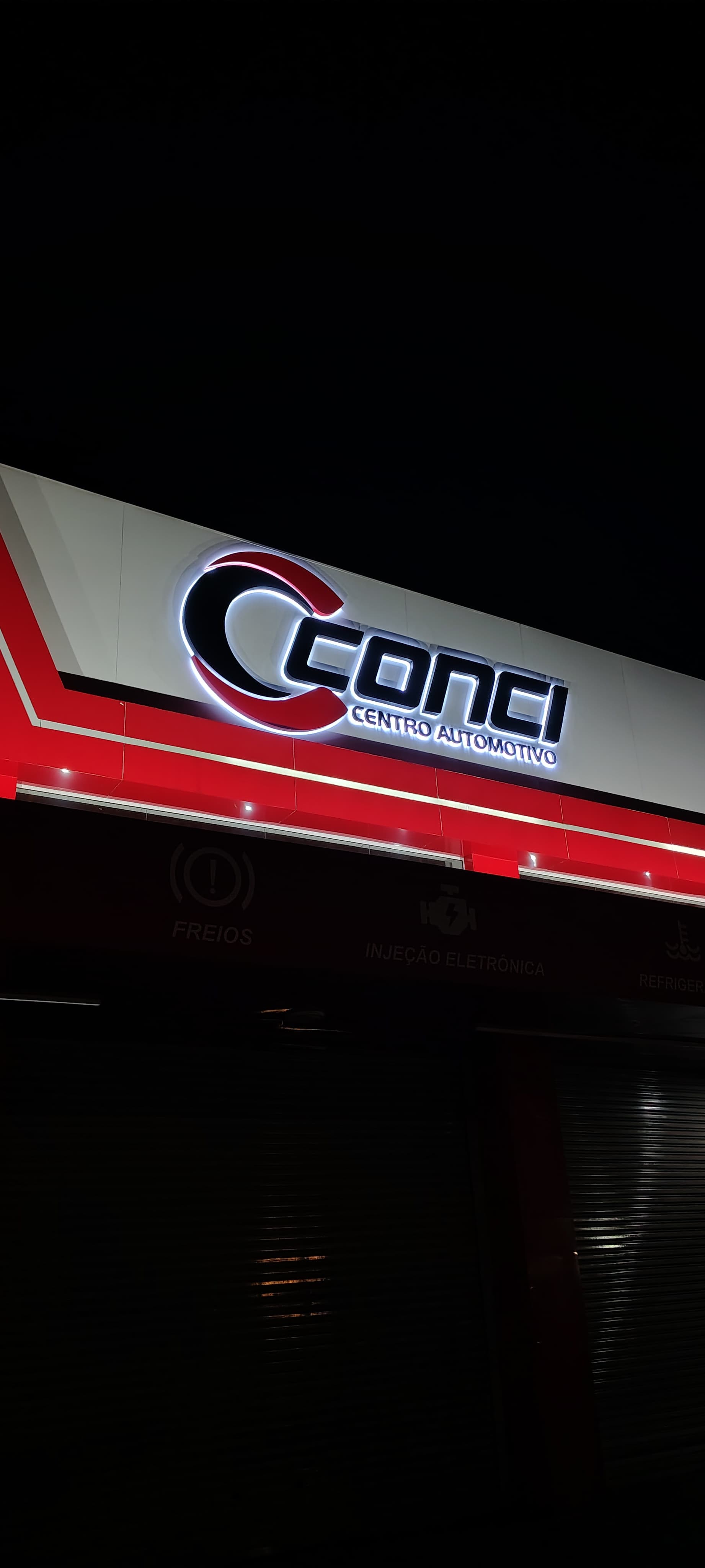 Letreiro luminoso do Conci Centro Automotivo à noite
