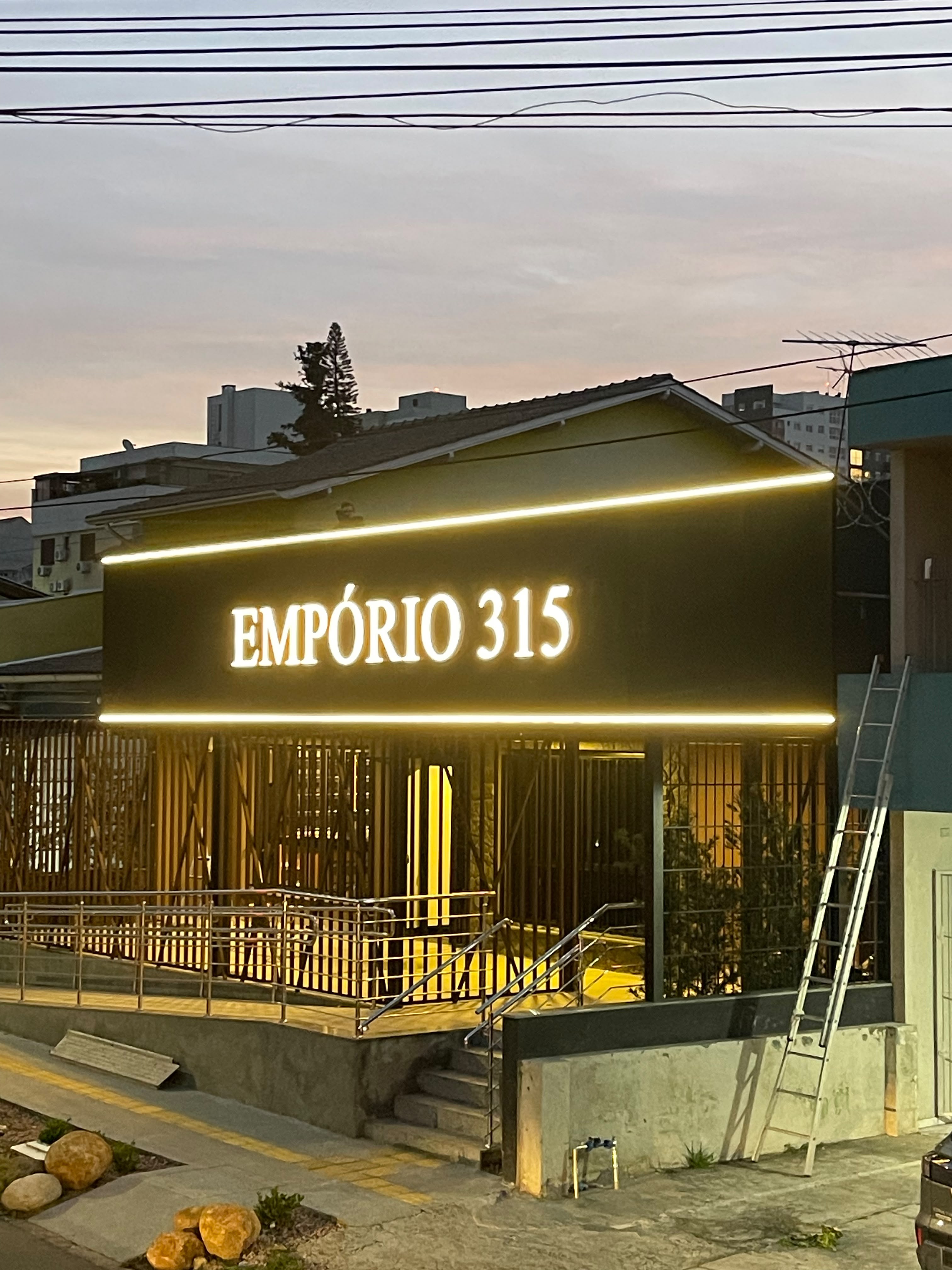 Fachada do Empório 315 com letra caixa iluminada em backlight