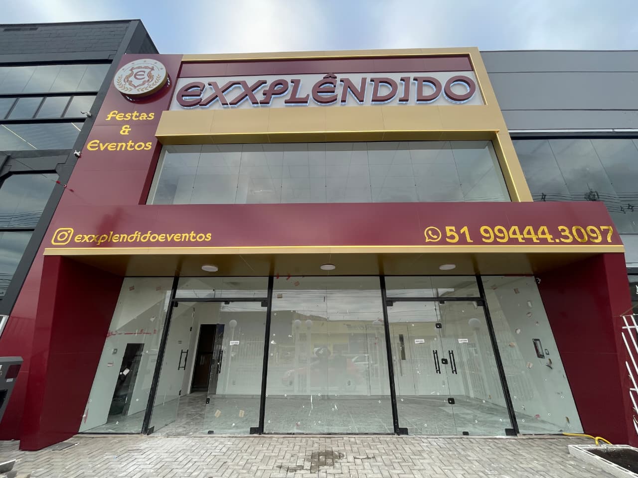 Fachada do Exxplêndido Festas & Eventos com letras 3D em bordô e dourado