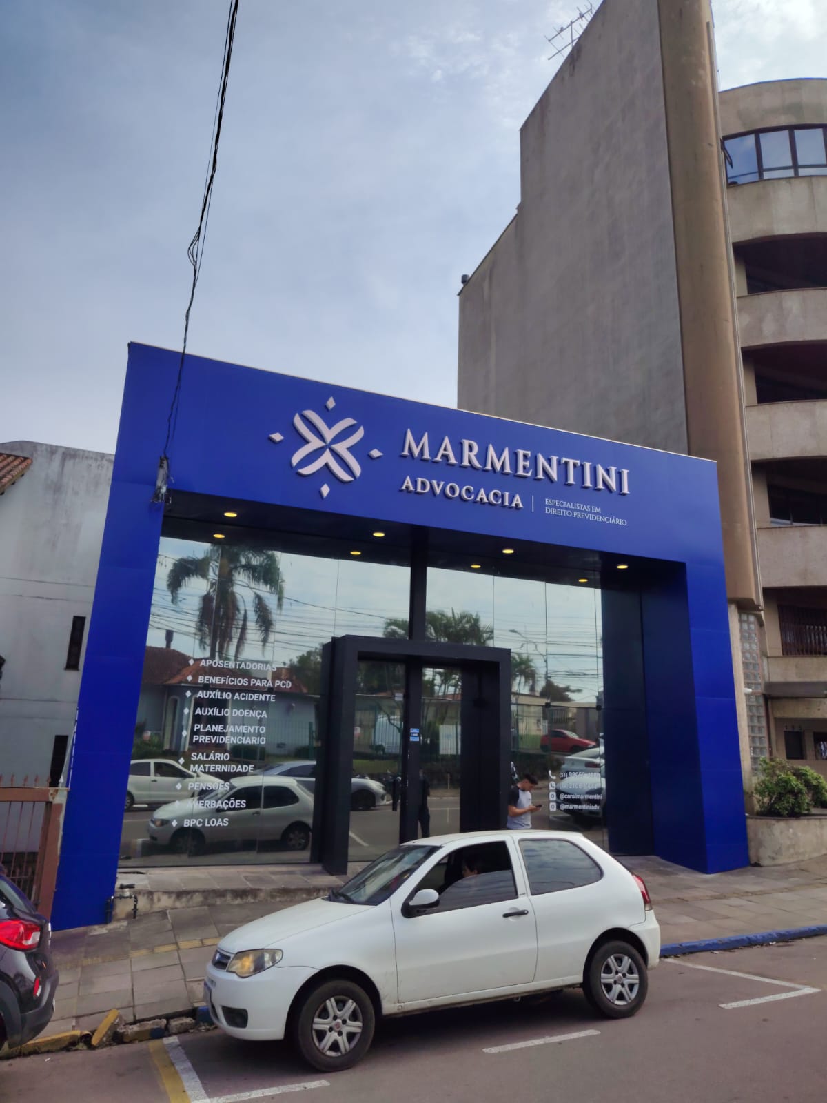 Fachada azul da Marmentini Advocacia com letras dimensionais e testeira