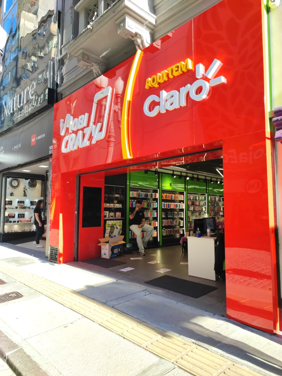 Fachada da loja Mobi Crazy com painel em ACM e logos iluminados