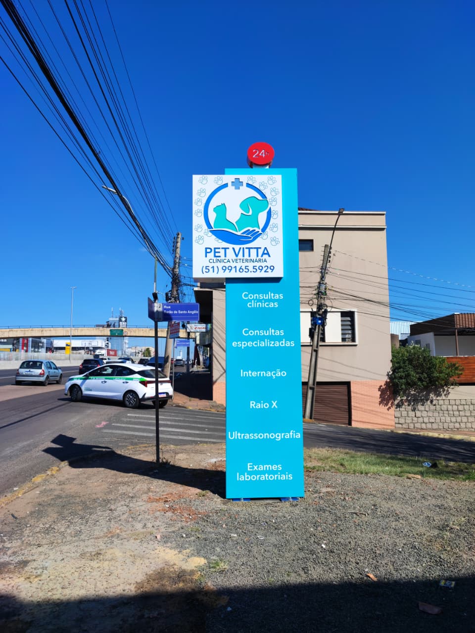 Totem luminoso da clínica veterinária Pet Vitta
