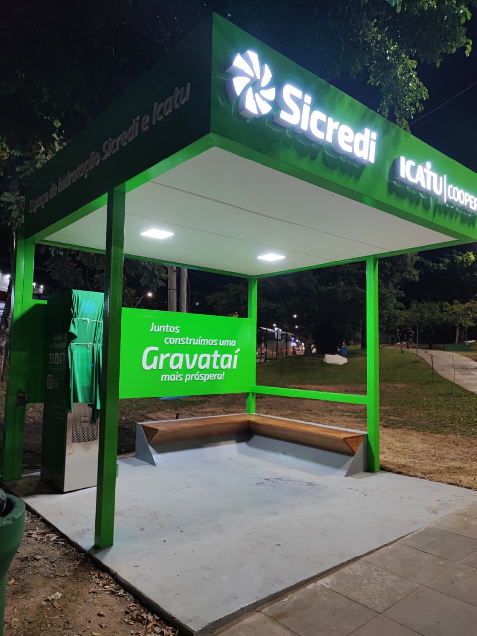 Abrigo iluminado com comunicação visual Sicredi e Icatu