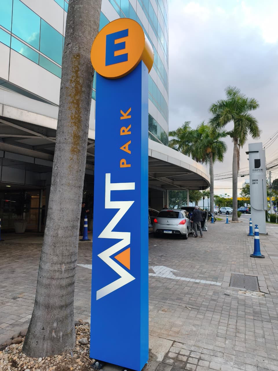 Totem de sinalização do Vant Park com logo dimensional